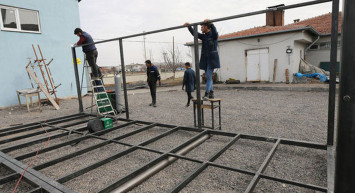 Meslek liseleri depremzedeler için seferber oldu: Konteyner sınıf üretiyorlar