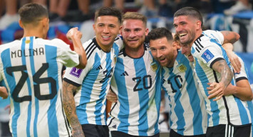 Messi tarihe geçti: Arjantin adını çeyrek finale yazdırdı