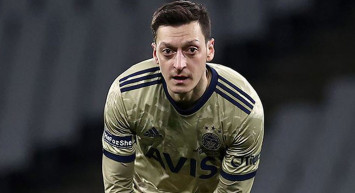 Mesut Özil Ezeli Rakibi İle Dalga Geçti
