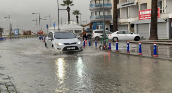 Meteoroloji sarı kodlu uyarı vermişti: Şehirde yollar göle döndü