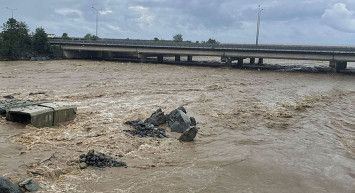 Meteorolojinin uyardığı yağışlar Artvin’i etkisi altına aldı: Yollar göle döndü, evleri su bastı