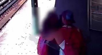 Metro istasyonunda korkunç olay! Metro istasyonundaki bir adam, önündeki kadını raylara itti: O anlar kameralara yansıdı