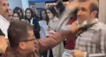 Metro istasyonunda yaka paça kavga ettiler!