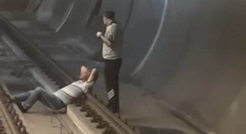 Metro rayına uzandı: Raylarda keyif yaptı! Rahatlığı görenlere pes dedirtti