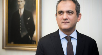 Milli Eğitim Bakanı Mahmut Özer'den milyonlarca öğrenciyi ilgilendirecek açıklamalar! 'Yeni bir müfredat oluşturma çalışmamız var'