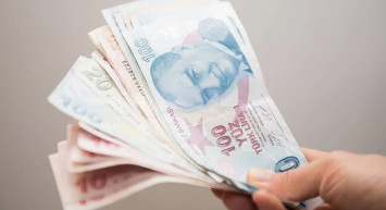 Milyonlar kişinin katıldığı mitinge müjdeler peş peşe geldi: Emekli ve memura ek zam yapılacak