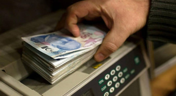 Milyonlarca emekli için beklenen açıklama yapıldı: Zam farkları bugün hesaplara yatıyor