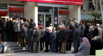 Milyonlarca emeklinin gözü yarına çevrildi: Maaş farkları hesaplara yatırılıyor