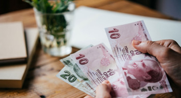 Milyonlarca vatandaşın beklediği ödemeler hesaplara yatmaya başladı: Emekli, memur, kamu çalışanlarına ücretler yatırılıyor!