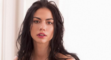 Milyonluk yüzüğünün sorulmasından rahatsızlık duyan Demet Özdemir tepki çeken açıklamalarda bulundu: Saklıyorum göremezsiniz