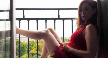 Mine Tugay takipçilerinin aklını başında almaya devam ediyor! Kalça frikiği veren Tugay yine kendine hayran bıraktı