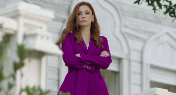 Mine Tugay'ın sütyensiz pozları sosyal medyada olay yarattı! Yorumlar arka arkaya geldi! "Afrodit misin?"