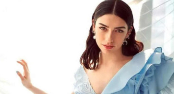 Mini şortuyla ayna karşısına geçen Hazar Ergüçlü, ortalığı kasıp kavurdu!