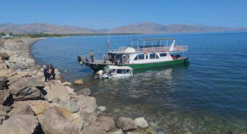 Minibüs Van Gölü’ne uçtu: Dalgıçlar suda kalan var mı diye arama yaptı