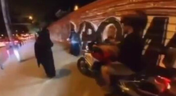 Motorsikletini çarşaflı kadınların üzerine sürdü: Onların ülkemde olması suç