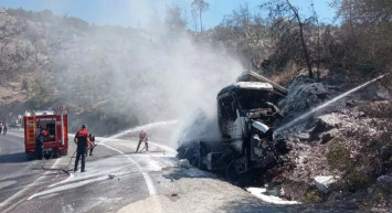 Muğla'da korku dolu anlar! Kamyon alev aldı şoför öldü