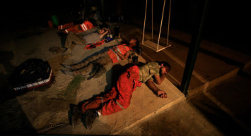 Muğla'nın Marmaris ilçesinde ormanlık alanda çıkan yangını söndürmek için aralıksız çalışıyorlar! İşte yangının kahramanları