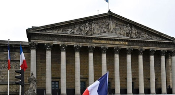 Müslüman Karşıtı Gazeteci Fransa’nın kanatları altına girdi!