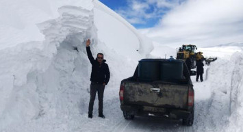 Muş'ta 5 Metrelik Karda Zorlu Kar Temizleme Çalışması