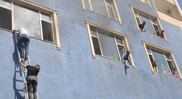 Muş'ta 6 Katlı Binada Yangın Çıktı! 15 Kişi Hastaneye Kaldırıldı