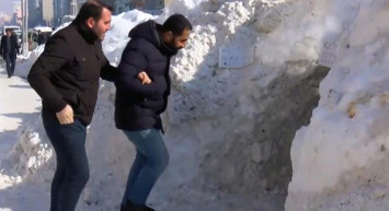 Muş'ta Yoğun Kar Yağışından Sonra Kardan Kahvehane İlgi Odağı Oldu