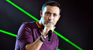 Mustafa Sandal’ın Eski Halinden Eser Kalmadı! Ünlü Şarkıcının Yüzündeki Değişim Hayranları Tarafından Topa Tutuldu