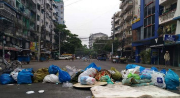 Myanmar’da Protestocular Çöp Dökme Eylemine Başladı