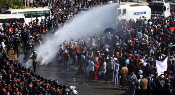 Myanmar'da Protestoculardan Askerlere Saldırı