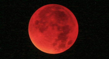 Nadir görülen Kanlı Ay ve Süper Ay çakışması nedir? Ayın bugün aldığı koyu kırmızı rengin sırrı çözüldü