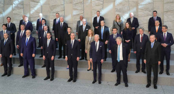 NATO Liderler Zirvesi'nde ilk temaslar: Aile fotoğrafı çekildi!