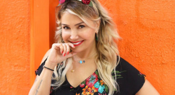 Ne yaptın Yonca Evcimik! Sahne kıyafeti beze benzetildi