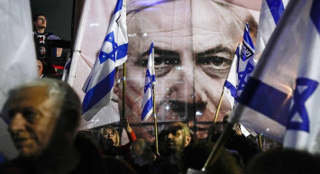 Netanyahu konutunun önünde protesto edildi: Binlerce İsrailli istifaya davet etti