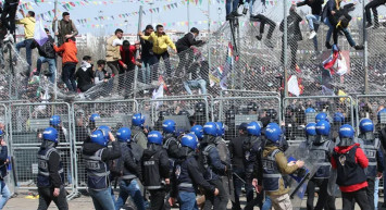Nevruz etkinliklerinde terör örgütü sloganı atıp polise saldırdılar