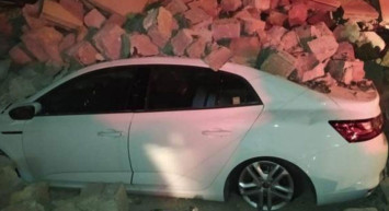 Nevşehir'de İstinat Duvarı Çöktü: 3 Araçta Hasar Oluştu