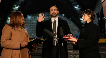 New York’ta ezber bozan yemin: Mamdani Kur’an-ı Kerim’e el basarak göreve başladı