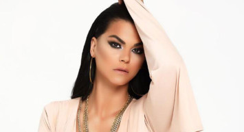 Nez sahnede dans ederken eteği açıldı, tangası görüldü!