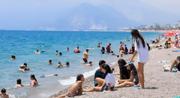 O şehirde Mart sonunda yaz yaşanıyor! Hava 32 dereceyi buldu: Vatandaş denize koştu
