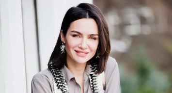 O yürüdü iskele alev aldı! Birce Akalay resmen yaz sezonunu açtı