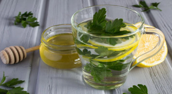 Ödem söktürüyor kiloları yokuştan aşağı düşürüyor: Maydanoz suyunu deneyin ve farkı görün