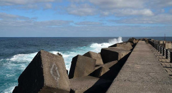 Oğlu dalga kıranda dengesini kaybedip denize düştü, babası oğlunu kurtarmak için canını feda etti!