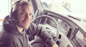 Oğlu kadar olamadı! Tolga Karel'in terk ettiği oğlu Cihangir dedesinin cenazesindeyken babası sadece paylaşım yapmakla yetindi