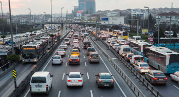 Öğrenciler yola çıktı araç kuyrukları uzadı: İstanbul’da haftanın ilk günü trafik yoğunluğu arttı
