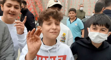 Öğrencilerden Bakan Özeri'i güldüren istek: Sınıfta kalma olmasın, beden 4 ders olsun