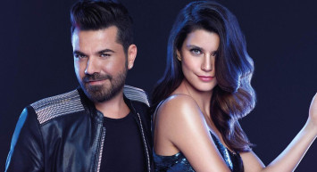 Öğrencilik dönemimde başörtüsünün üstüne peruk takmak zorunda kalan arkadaşlarından söz eden Beren Saatin konuşması sosyal medyada gündem oldu