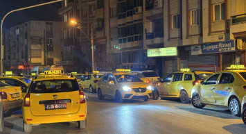 Oğuz Erge’yi meslektaşları yalnız bırakmadı: Cenazesi 250 araçlık taksi konvoyuyla adli tıpa getirildi!