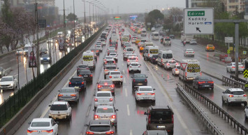 Okulların açılmasıyla birlikte İstanbul'da trafik yoğunluğu arttı