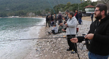 Oltasını kapan sahile koştu: Kilolarca balık yakaladılar