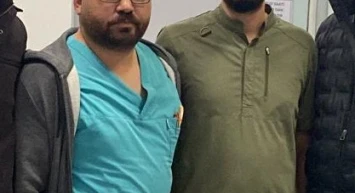 Ölüm haberini alınca iki doktoru darbetti!