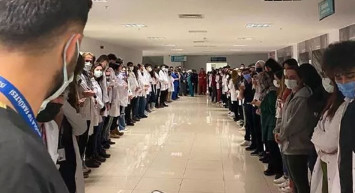 Önce doktoru darp etti, sonra hastanede tedavi oldu! Çalışanlar protesto etti