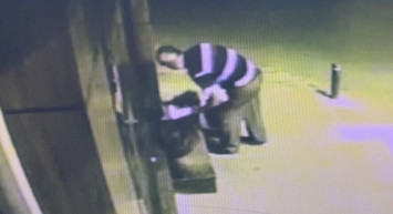 Önce tadına baktı sonra kasasıyla birlikte çaldı! O anlar kamera görüntülerine yansıdı